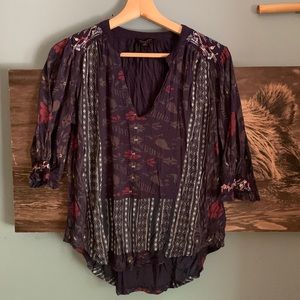 Navy🍀 Lucky brand shirts.Peasant style print v neck. Short sleave